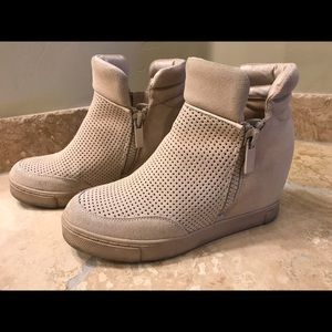 Steve Madden Leroy Wedge Sneaker in Tan Size 8.5